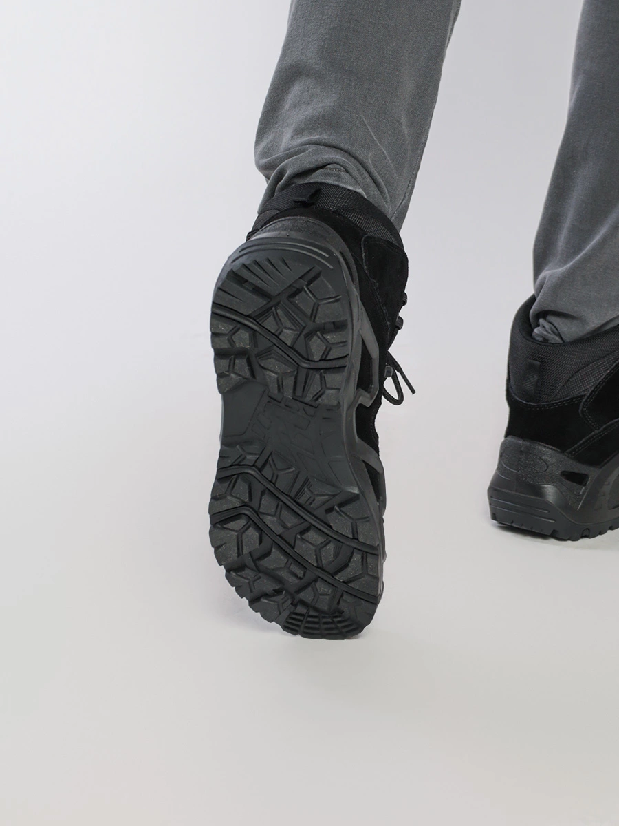 Ботинки черного цвета на объемной подошве